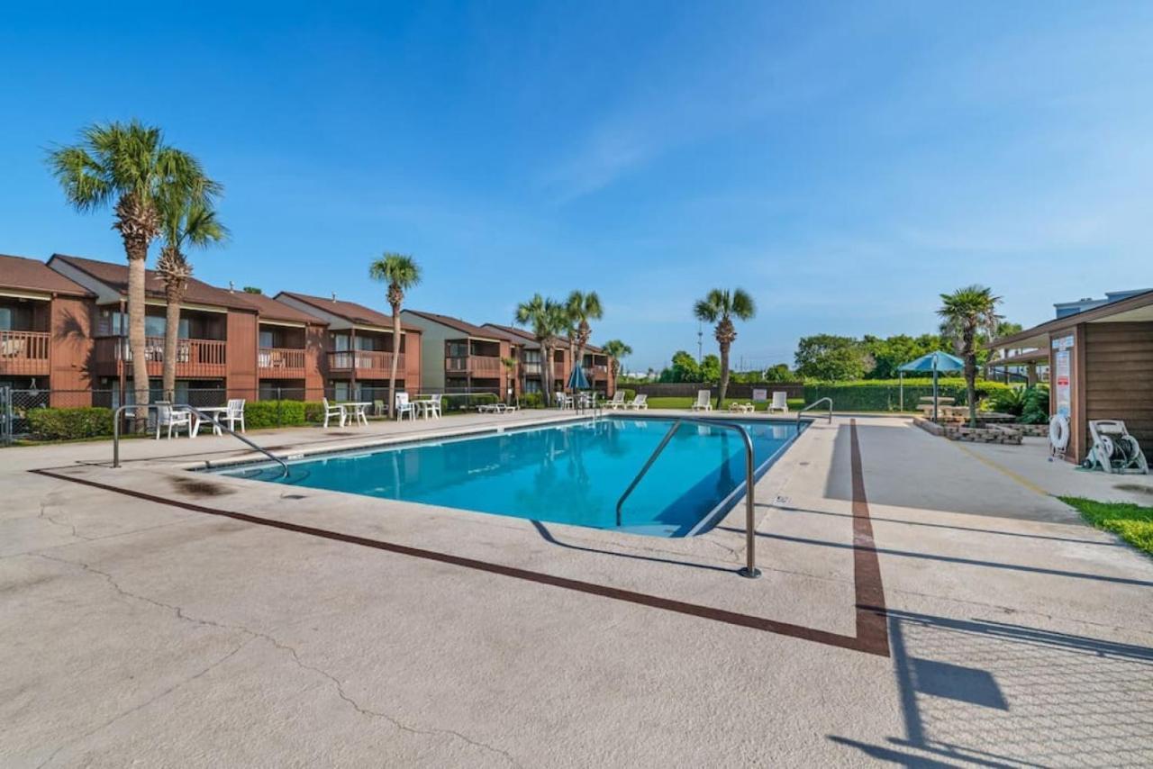 Experience Starlit Nights From Beach Happy'S Balcony Overlooking The Community Pool At Beachwalk Villa Panama City Beach Exterior foto